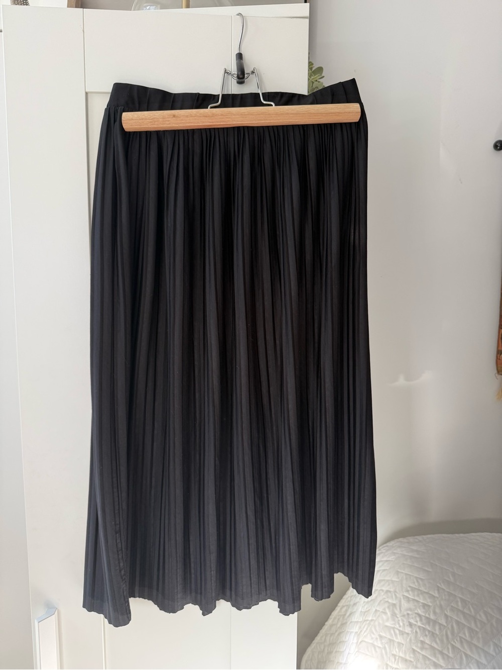 Black Pleated Elastic Waist Midi Skirt